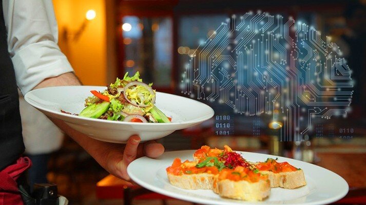 Un cameriere che serve un piatto di cibo gourmet con un circuito stampato digitale sovrapposto, a simboleggiare l'integrazione della tecnologia nelle esperienze culinarie.